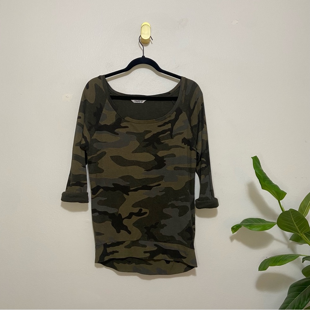Aritzia TNA Scoop Neck 3/4 Length Sleeve Army Green Camoflage Top